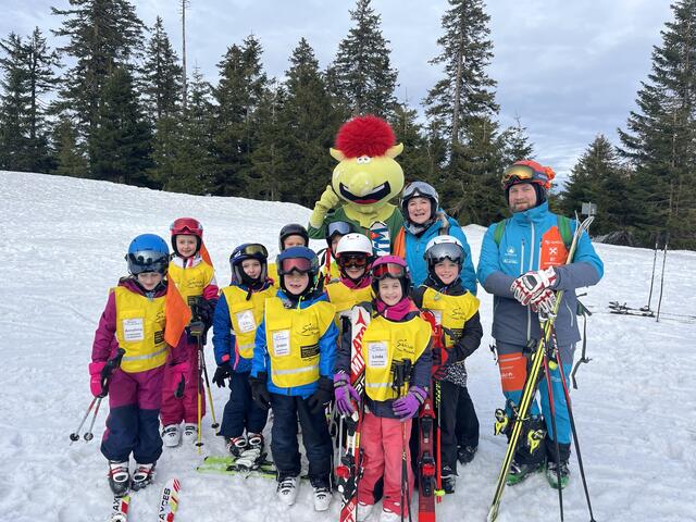 Für den SkiClub und auch die Kinder war die Aktion aufregend. Nun sind sie schon auf die Doku mit dem Titel "Das Ende einer Skination" gespannt.  | Foto: SkiClub Rainbach im Innkreis
