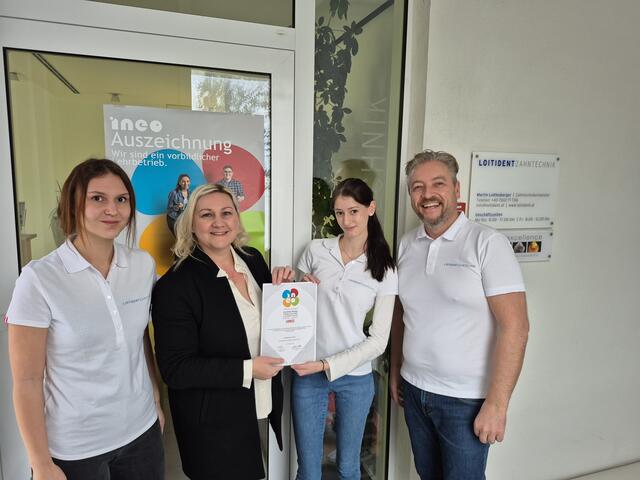 Isabell Weilbuchner, Sigrid Schuster (Leiterin WKO Gmunden), Kim Pichler und Zahntechnikermeister Martin Loitlesberger. | Foto: WKO Gmunden