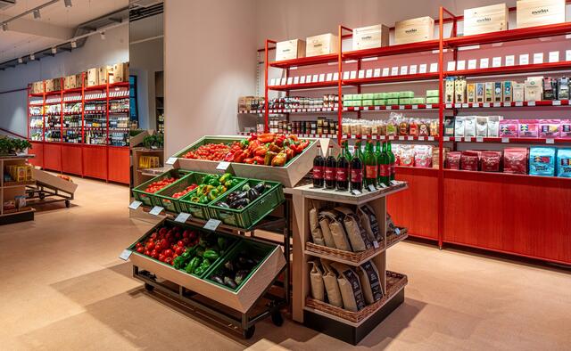 Zwischen den roten Regalen soll sich im Markta in der Zollergasse alles um die Nachhaltigkeit drehen.  | Foto: Franz Moser