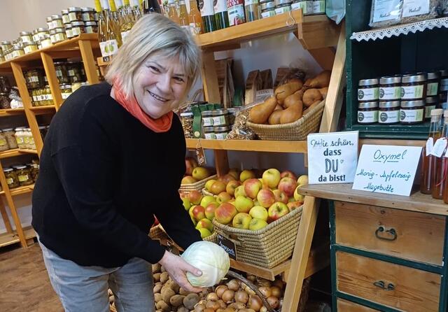 Margarethe Sommer ist mit über 70 immer aktiv, sei es im Hofladen, im Haushalt oder beim Turnen. | Foto: privat
