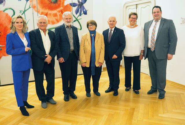 Alles Gute zum 75. Geburtstag! Bürgermeister Johann Zeiner, Vizebürgermeisterin Michaela Haidvogel und Vizebürgermeister Markus Waldner gratulierten Peter Marek, Paul Lentsch, Elfriede Huber und Getraude Krug. (v.l.). | Foto: Marktgemeinde Maria Enzersdorf