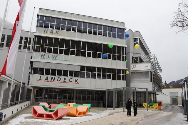 In dieser Bildungseinrichtung im Landecker Stadtteil Bruggen sind drei berufsbildende, höheren Schulen unter einem Dach vereint.  | Foto: Elisabeth Zangerl