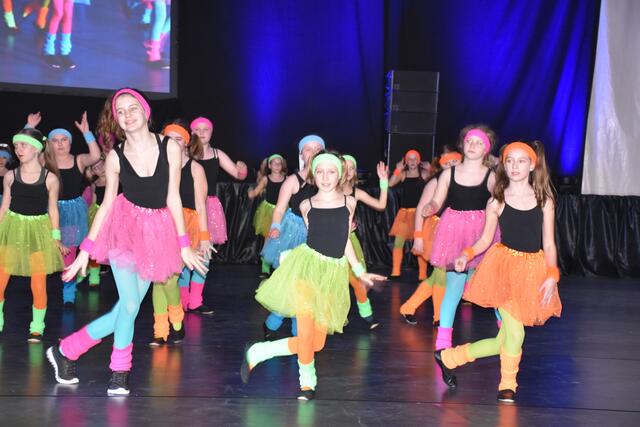 Ausdrucksstarke Choreografien: Tänzerinnen bei ihrem Auftritt in der Sporthalle Hollabrunn.