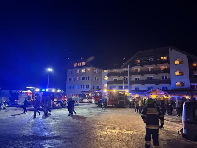 Zahlreiche Einsatzkräfte waren vor Ort. | Foto: Bezirksfeuerwehrkommando Hermagor