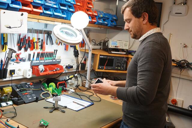 Der Heizkeller wurde in eine Werkstatt umfunktioniert – hier entsteht die elektronische Vogelabwehr.  | Foto: Meinbezirk/Martina Obertimpfler 