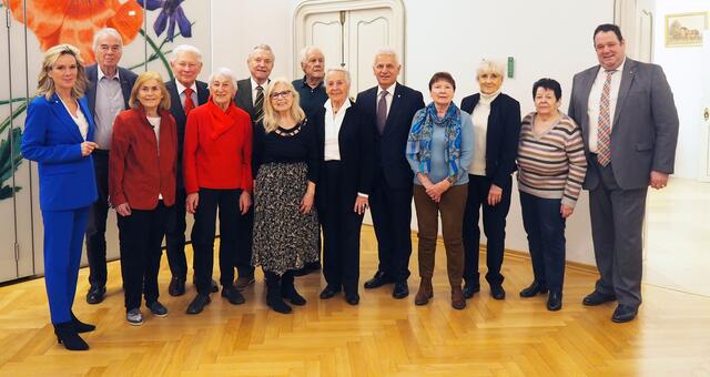 Alles Gute zum 85. Geburtstag! Bürgermeister Johann Zeiner, Vizebürgermeisterin Michaela Haidvogel und Vizebürgermeister Markus Waldner gratulierten Giorgio Bolch, Helga-Christa Holm, Gerhard Goldmann, Monika Ashton, Robert Vojtisek, Regina Ibrahim, Hans Frühwirt, Hannelore Neunteufel, Sibilla Landsmann, Anna Lampel und Hermine Summer (v.l.). | Foto: Marktgemeinde Maria Enzersdorf