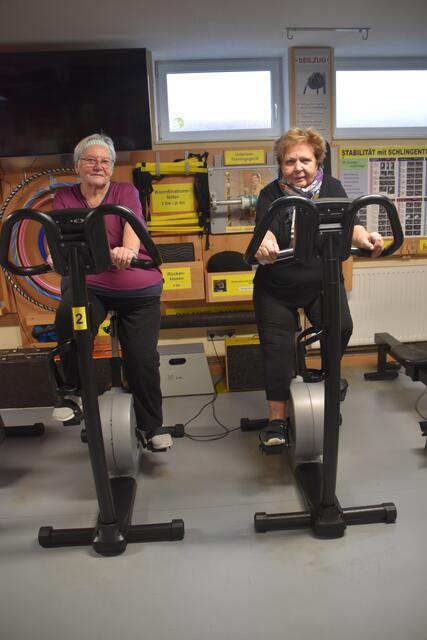 Zwei 75-Jährige halten sich fit: Die Freundinnen Theresia Spielleutner aus Golling und Charlotte Amashaufer aus Pöchlarn trainieren gerne im Fitness-Center in Purgstall an der Erlauf. | Foto: Roland Mayr/MeinBezirk Scheibbs