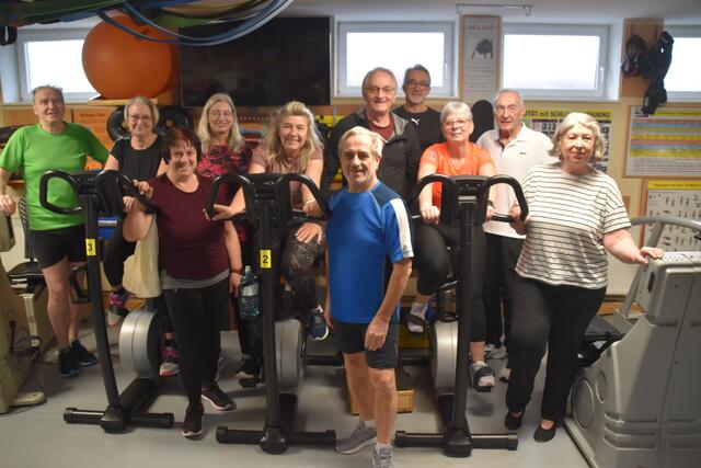 Unsere Senioren halten sich fit: Der 84-jährige Purgstaller Walter Mittendorfer (5.v.r.) sorgt für mehr Bewegung bei älteren Menschen im Bezirk. | Foto: Roland Mayr/MeinBezirk Scheibbs