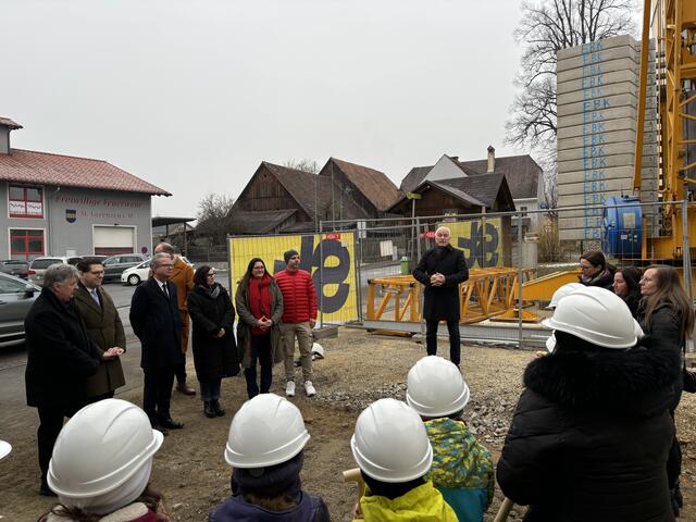 Bürgermeister Alois Doppelhofer begrüßte die Gäste und erklärte das Projekt. | Foto: Angelika Kern