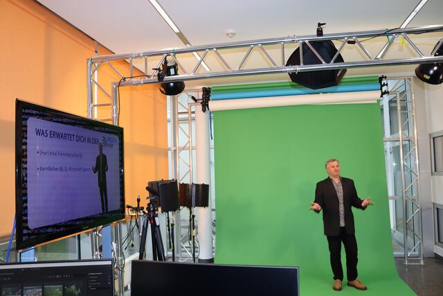Mittels eines Greenscreens, darunter versteht sich ein grüner Hintergrund, können Videoaufnahmen. produziert werden. | Foto: Elisabeth Zangerl