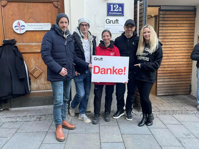 Bei der Spendenübergabe (v.l.) Caritasdirektor der Erzdiözese Wien Klaus Schwertner, "U4"-Chef Michi Gröss, Sabine Hanauer vom Gruft-Team, Roman Gregory und Wendy Night. | Foto: Gruft