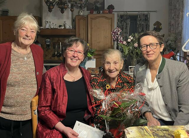 Rosina Steiner (2.v.r.) wurde zu ihrem "105er" beglückwünscht. | Foto: Gde. Ebensee