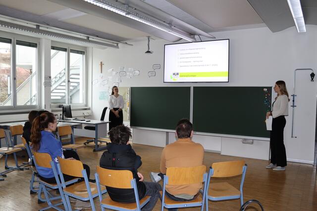 Diese beiden Schülerinnen informierten im Rahmen einer Führung über die HLW Landeck.  | Foto: Elisabeth Zangerl