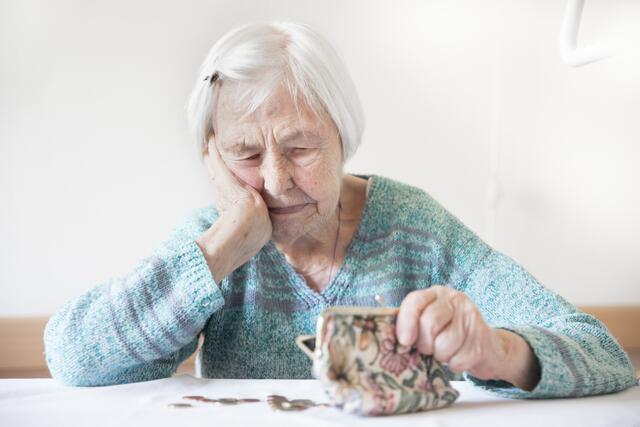 Die Sorgenfalten werden immer tiefer, wenn es um das Thema Pension geht. | Foto: stock.adobe.com / kasto