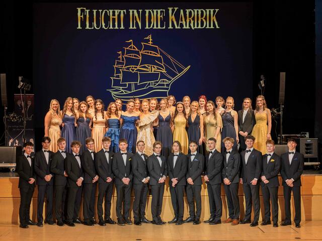 Unter dem Motto "Flucht in die Karibik" luden die angehenden Maturantinnen und Maturanten in Bad Ischl zum Ball. | Foto: BG/BRG Bad Ischl/Hödl