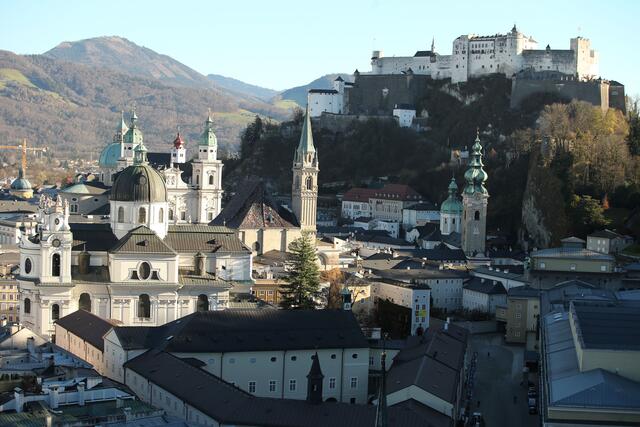 Am Parkplatz in der Basteigasse in der Stadt Salzburg werden in Zukunft Anwohner anstatt Touristen parken. Ab Samstag, den 1. Februar 2025, steht das Parkareal dann exklusiv BewohnerInnen mit einer gültigen Parkkarte der Zone J zur Verfügung, meldet die Stadt Salzburg. | Foto: Symbolfoto: Neumayr