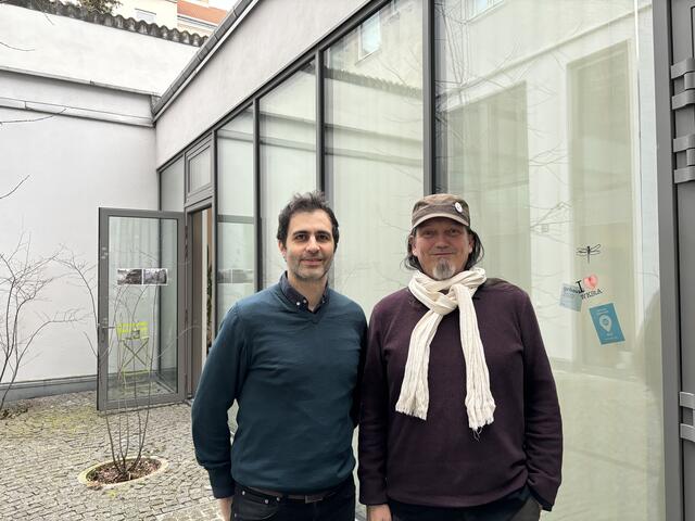 Sam Ahani und Martin Hess (v.l.) vor ihrem Atelier in der umgebauten Kirchstettengasse 7-9. | Foto: Luca Arztmann/MeinBezirk