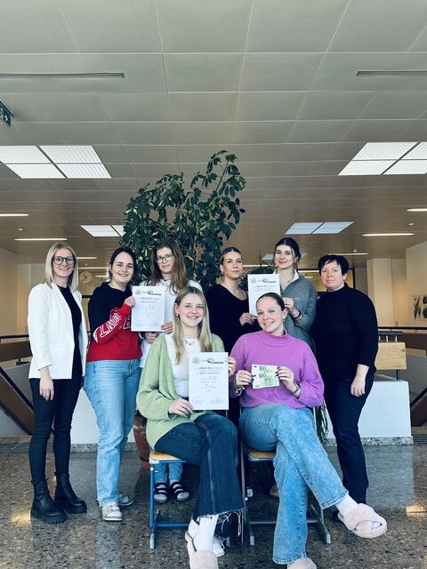 Direktorin Christiane Allerstorfer-Oberhofer (re.) und Öko-Plus-Koordinatorin Ines Forstenpointner freuen sich mit den engagierten Preisträgerinnen.               Foto: HBLW 