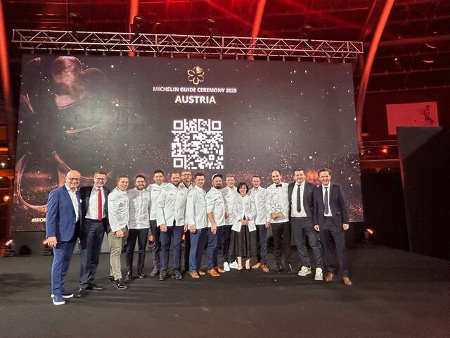 Robert Seeber, Wirtschafts- und Tourismus-Landesrat Markus Achleitner, Philip Rachinger (Ois, Neufelden), Lukas Kapeller (Restaurant Kapeller, Steyr), Philipp Lukas (Verdi, Linz), Michael Bauböck (Steirereck, Wien), Marco Barth (Rossbarth, Linz), Lukas Kienbauer (Lukas, Schärding), Lukas Nagl (Bootshaus, Traunkirchen), Michael Schlöglhofer (Kapller, Steyr), Elisabeth und Clemens Grabmer (Waldschänke, Grieskirchen), Klemens Gold (Rau, Großraming), Christian Göttfried (Göttfried, Linz), Andreas Winkelhofer (Geschäftsführer Oberösterreich Tourismus) (v. li.). | Foto: Oberösterreich Tourismus