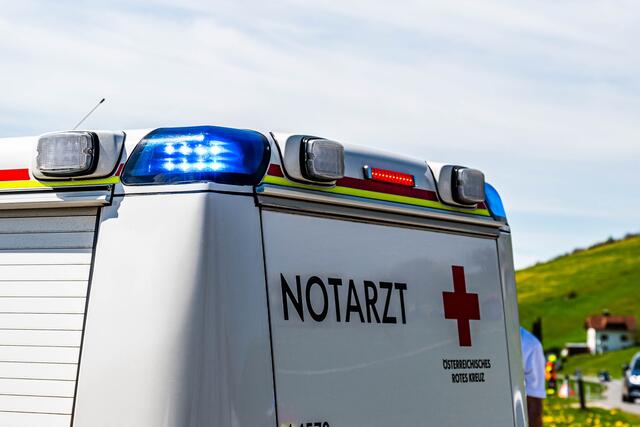 Nach notärztlicher Versorgung wurde der 61-Jährige ins Spital gebracht. | Foto: Fotokerschi/Rauscher