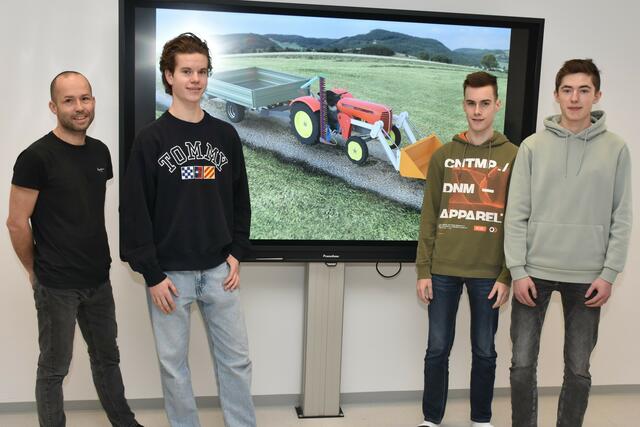 Die Automatisierungstechniker Benedikt Hiebl, Maximilian Broucek und Alexander Freunberger entwickelten moderne Anbauteile für einen alten Steyr-Traktor 188. Projektbetreuer Dipl.-Ing. Dr. Christian Benatzky (links im Bild) freut sich über das gelungene Projekt.
 | Foto: HTL