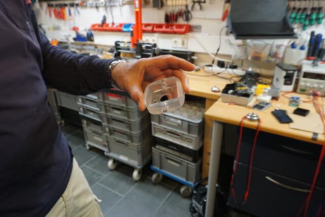 Die einzelnen Bauteile werden in China hergestellt und in der Werkstatt zusammengestellt.  | Foto: Meinbezirk/Martina Obertimpfler 