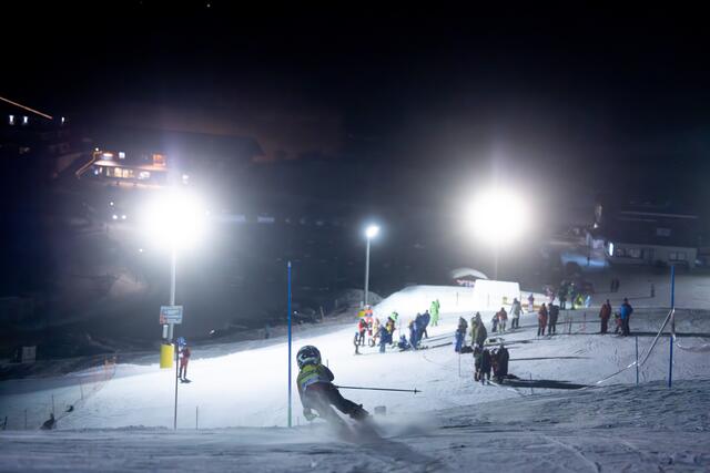 Bei perfektem Flutlicht und sehr gut präparierter Piste konnten die Rennläufer ihr Können unter Beweis stellen. | Foto: Bergbahnen Berwang / Walser Stefan