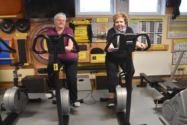 Zwei 75-Jährige halten sich fit: Die Freundinnen Theresia Spielleutner aus Golling und Charlotte Amashaufer aus Pöchlarn trainieren gerne im Fitness-Center in Purgstall an der Erlauf. | Foto: Roland Mayr/MeinBezirk Scheibbs