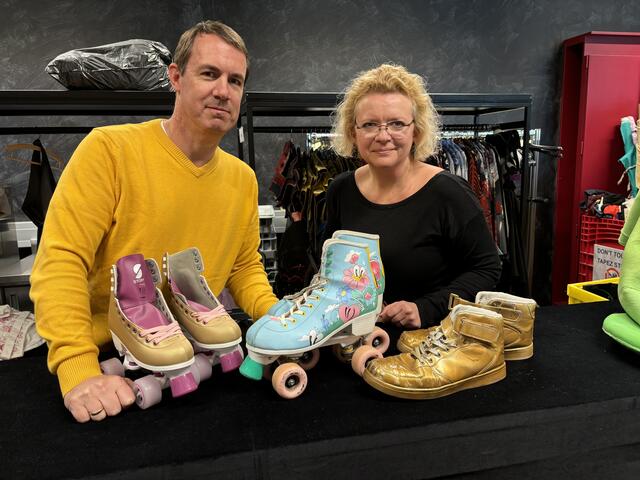 Finale Vorbereitungen für den Kostümverkauf: Klara Wiedemaier (Fundus) und Sven Jungclaus (Kostüme) vom Salzburger Landestheater. Im Bild: die Rollschuhe aus dem Musical "Xanadu". 