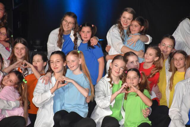 Teamwork auf der Bühne: Die Freude am Tanzen verbindet Generationen bei der Wintershow.