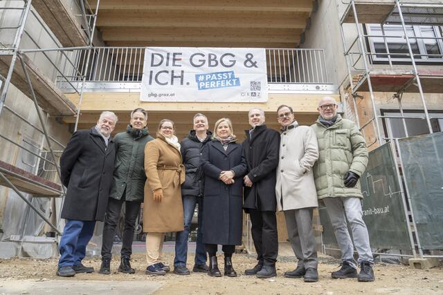 Zur Gleichenfeier der MS Puntigam, die noch bis Herbst 2025 gebaut wird, kamen politische Vertreterinnen und Vertreter der Stadt sowie aus dem Bezirk. | Foto: Stadt Graz/Fischer