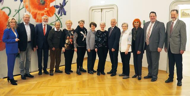 Gerhard Baucek, Peter Hauk, Prem Sachdeva, Christine Hierzenberger, Brigitte Walter, Ingeborg Kistner, Eva Thoma, Eva-Maria Koss, Gudrun Litsch und Gerhard Wiesböck feierten ihren 80er (v.l.). Bürgermeister Johann Zeiner, Vizebürgermeisterin Michaela Haidvogel und Vizebürgermeister Markus Waldner gratulierten den Geburtstagskindern. | Foto: Marktgemeinde Maria Enzersdorf