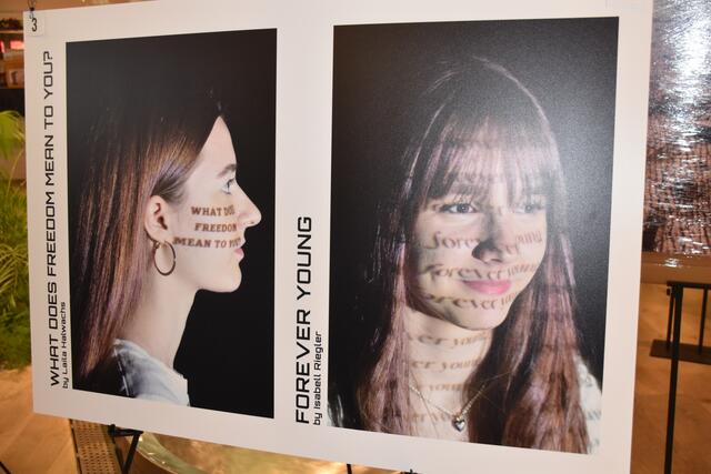 Schriften wurden auf Portraitfotos projiziert. | Foto: Michael Strini