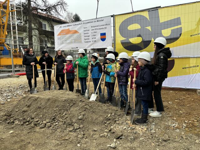 Ein Teil der Kinder durfte mit dabei sein und die Spaten schwingen. | Foto: Angelika Kern