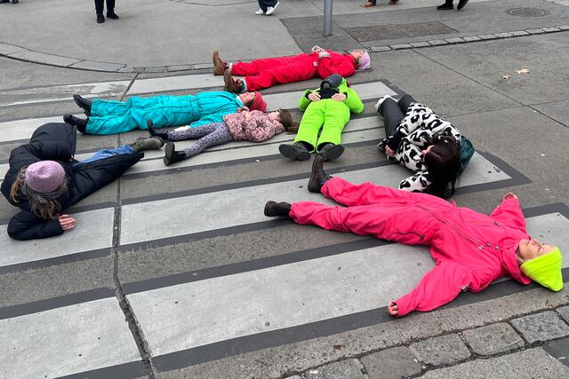 Der Fritz-Grünbaum-Platz wurde kürzlich Zeuge einer künstlerischen Intervention.  | Foto: BV6