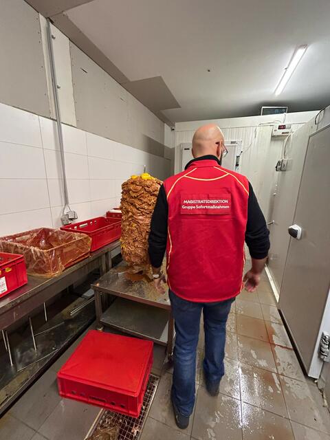 Hunderte Kilo Fleisch, darunter Dönerspieße, die ungekühlt und teils am Boden gelagert wurden, müssen vernichtet werden. | Foto: Gruppe Sofortmaßnahmen