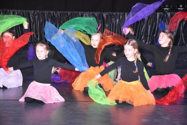 Die Kinder präsentieren ihre Vorführung in bunten Farben.