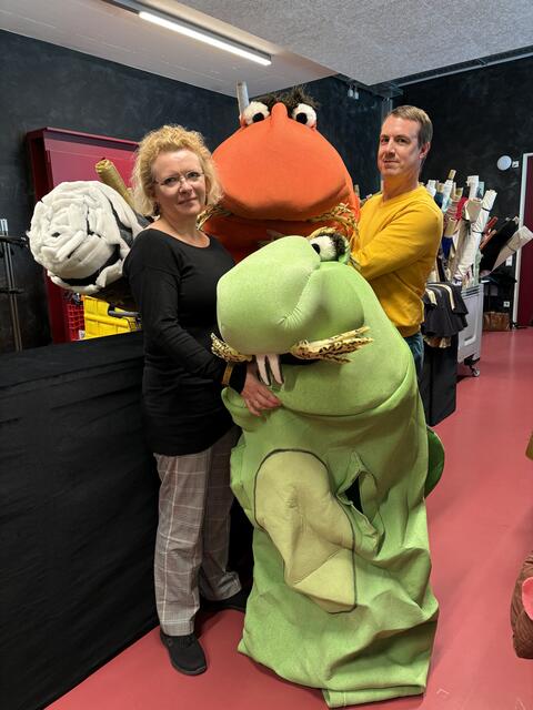 Finale Vorbereitungen für den Kostümverkauf: Klara Wiedemaier (Fundus) und Sven Jungclaus (Kostüme) vom Salzburger Landestheater. 