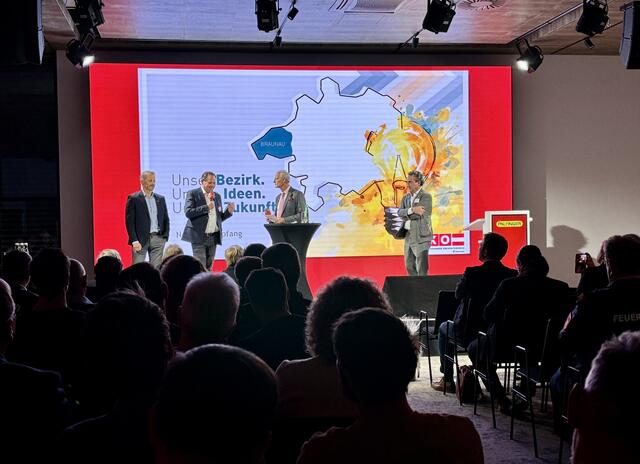 Talkrunde mit Martin Rühling (Palfinger Europe), Helmut Gstöhl (Zaltech Moosdorf) und Herbert Stranzinger (Stiegl-Gut Wildshut), moderiert von Reinhold Klika. | Foto: Ebner