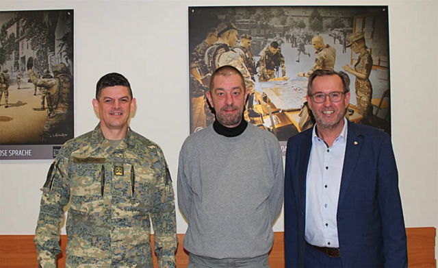 Akademiekommandant Oberst des Generalstabsdienstes Klaus Klingenschmid, Matthäus Häupl und Bürgermeister Christian Deleja-Hotko bei der Ausstellungseröffnung. | Foto: Stadtamt Enns