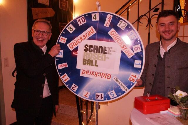 Drehten am Glücksrad: Bürgermeister Josef Schachner sein Stellvertreter Gerald Lechner am Schneerosenball in Lunz am See | Foto: Volkspartei Lunz am See