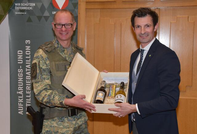 Oberstleutnant Herwig Graf und der Gänserndorfer Bürgermeister Rene Lobner.  | Foto: Bodensteiner