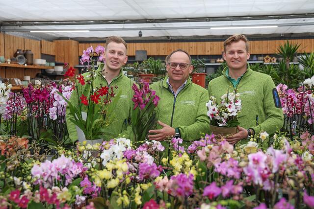 Freuen sich auf die Orchideen-Schau: Thomas Dopetsberger (m.) mit seinen Söhnen Michael (l.) und Martin (r.). | Foto: laumat.at