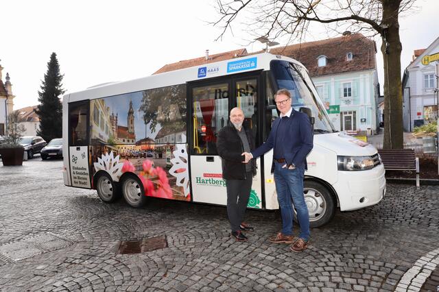 Bgm. Marcus Martschitsch (r.) dankte Einkaufsstadt-Obmann Dietmar Peinsipp für die Initiative.