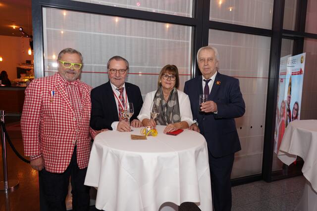 Reinhard Eberhart, Künstler Gerhard Plaschke, Sieglinde und Harald Raffer.  | Foto: MeinBezirk.at