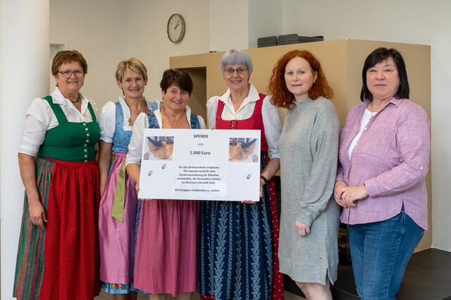 Einige Goldhaubenfrauen bei der Übergabe an das FraDomo. | Foto: Johann Lackner