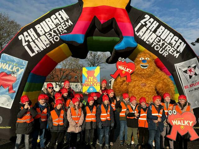 Die Kinder der Volksschule Oggau wanderten von Donnerskirchen aus ins Ziel nach Oggau.  | Foto: Lisa-Marie Zehetbauer