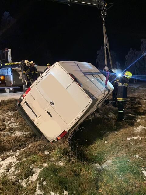 Der Transporter wurde erst aufgerichtet. | Foto: FF Vitis