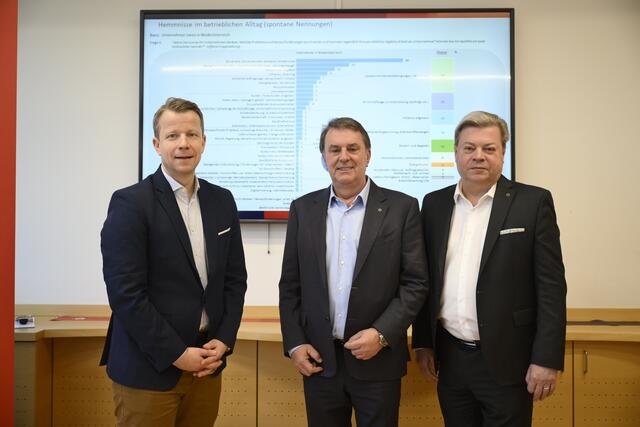 Paul Eiselsberg (IMAS-Institut), Wolfgang Ecker (WKNÖ-Präsident und Wirtschaftsbund Landesgruppenobmann) und Harald Servus (Direktor Wirtschaftsbund NÖ) stellen eine Umfrage zur Stimmungslage vor. | Foto: WBNÖ/Imre Antal 