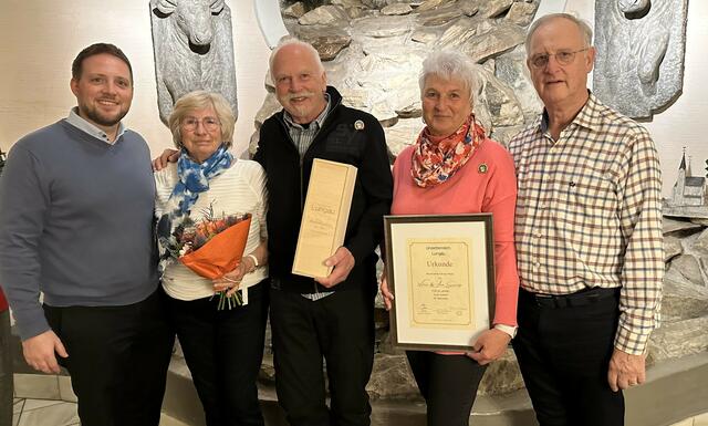 Foto: Im Bild von links: Sebastian Baier (TVB Salzburger Lungau Katschberg), Karoline Mayr, Wilhelm und Anna Enzenhofer, Anton Mayr